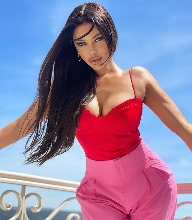 Known as Desi Kim Kardashian, this former Bigg Boss contestant, Yuvraj Singh has joined the name! Known as Desi Kim Kardashian, this former Bigg Boss contestant, Yuvraj Singh has joined the name!